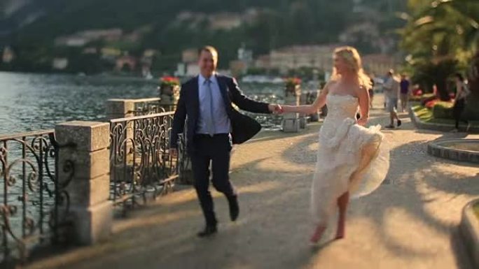 新娘和新郎沿着码头奔跑