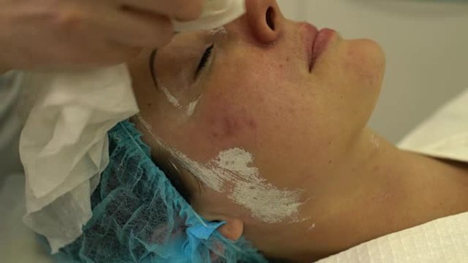 美容师在手术后摩擦女性的脸