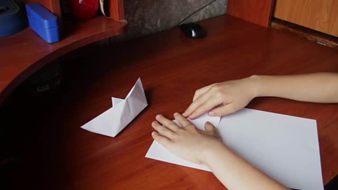 儿童手制作折纸飞机