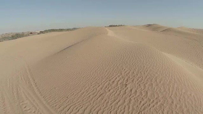 黄色沙漠沙丘和空中天线