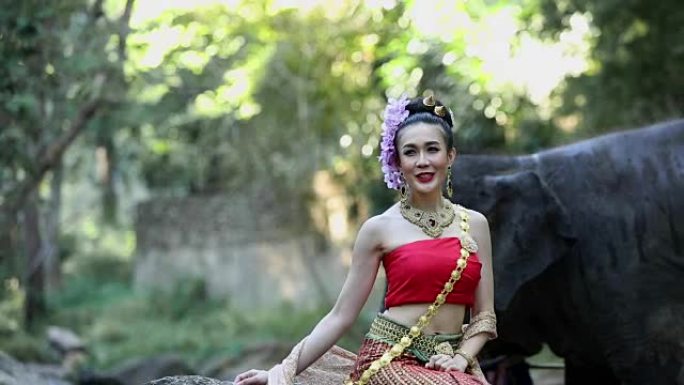 泰国清迈克里克有大象的亚洲妇女。