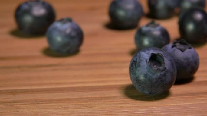蓝莓落在木桌上滚动