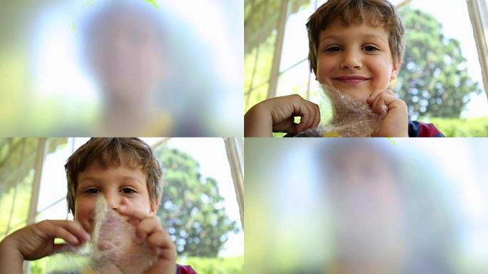 快乐的孩子用塑料覆盖相机。露出快乐可爱的小男孩对镜头微笑
