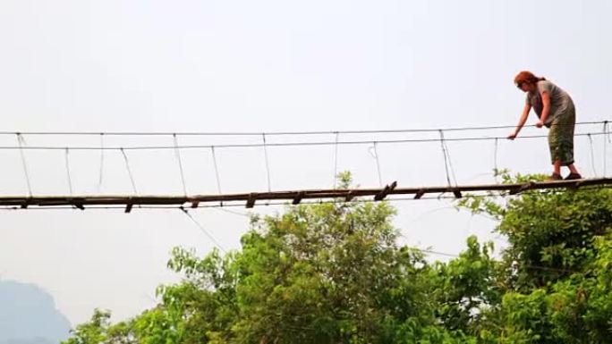 变焦，潘，旅游女子穿越危险竹吊桥