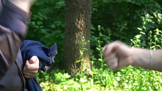 石头、剪刀、纸是两个年轻人在森林里玩的，高清视频