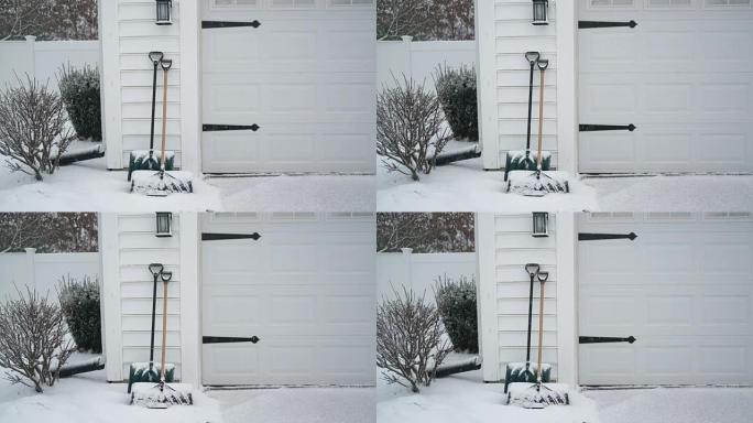 铲子在暴风雪中靠在车库上