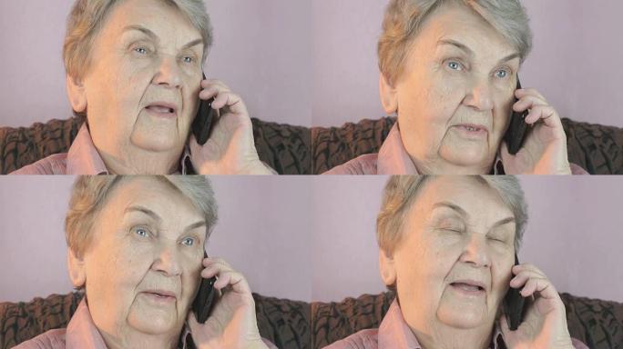 老年妇女微笑着在智能手机上交谈