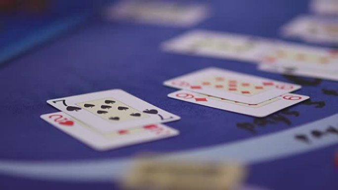 赌场里的赌博黑杰克-交易额外的卡