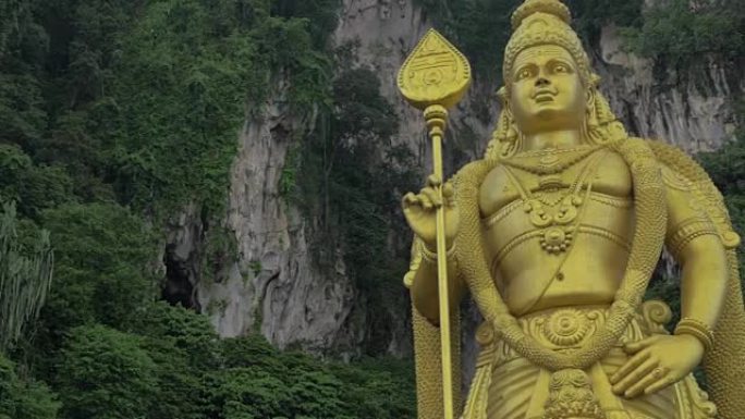 在黑风洞看到绿色的山脉和Murugan雕像