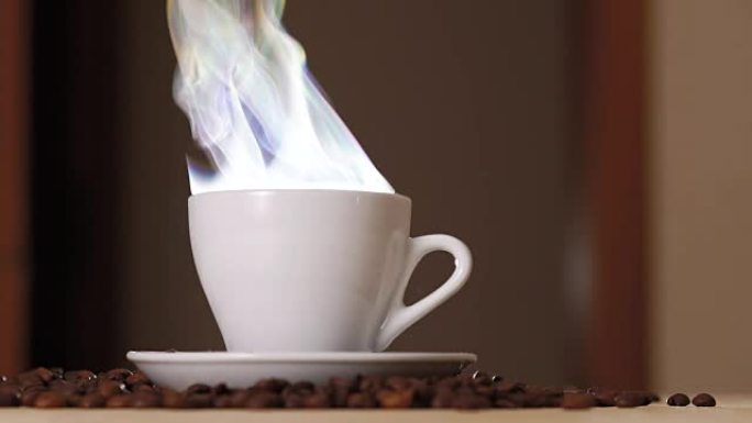 在烤豆附近的桌子上关闭一杯白咖啡的蒸发咖啡