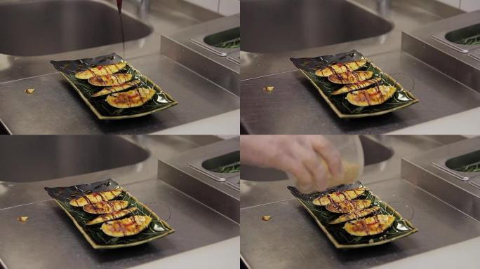 在绿盘上煮鱼水酱，撒上种子