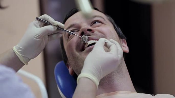 牙科医生在牙科诊所进行治疗过程。