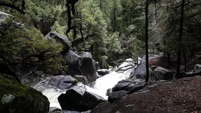 加利福尼亚州优胜美地公园下的小山流