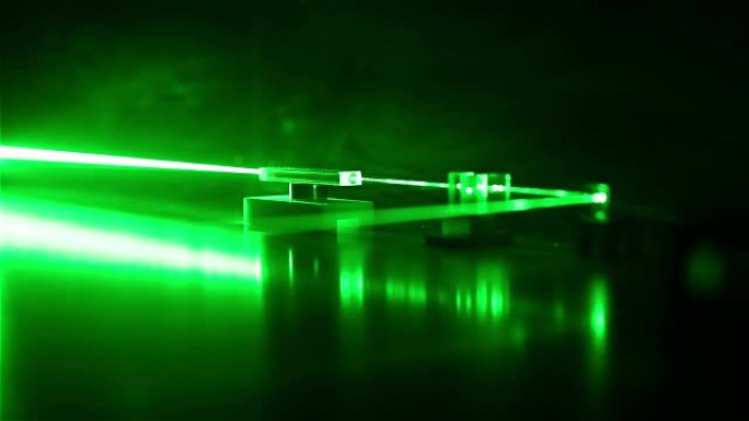 连续波绿色激光通过光学组件传播。