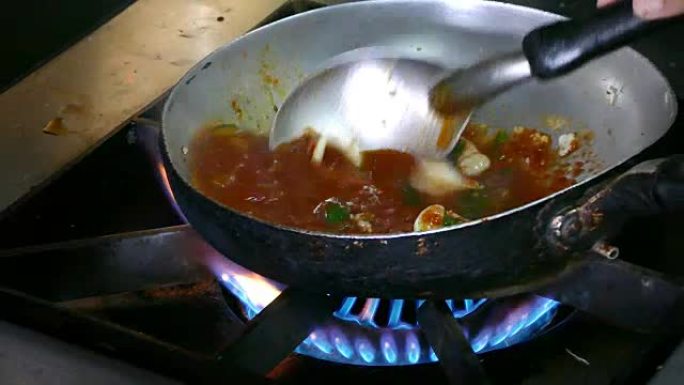 4k镜头，厨师在厨房手工烹饪海鲜汤