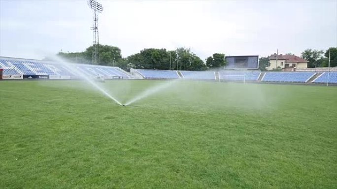 足球场浇水和割草
