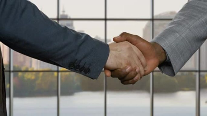 商人在总部握手。