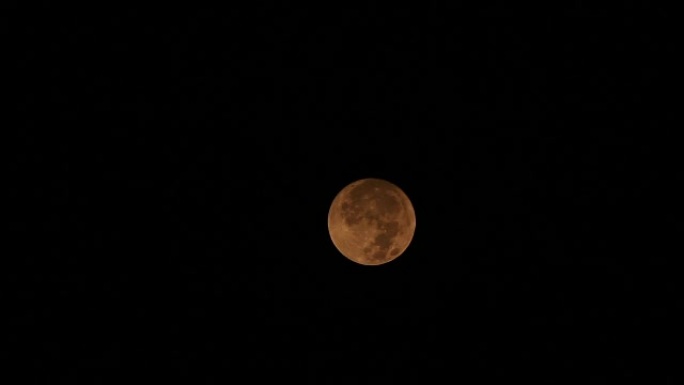 晚上云层后面的满月。