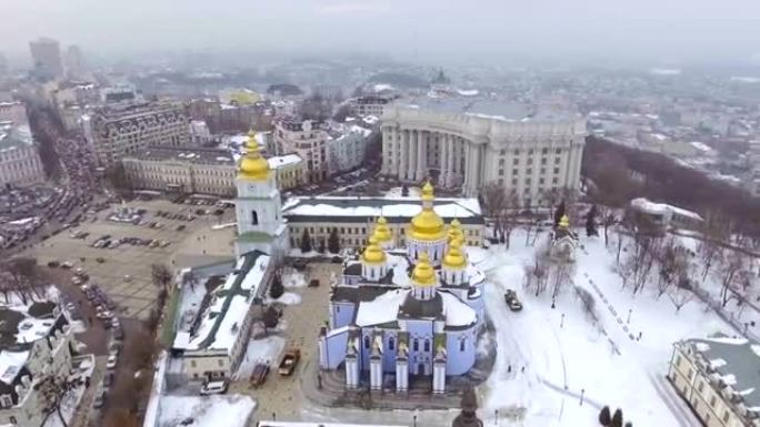 圣迈克尔金色圆顶修道院是乌克兰基辅的一座正常运作的修道院。