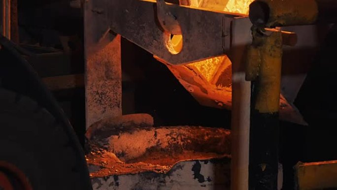 冶金厂高炉的碗中倒入红热金属，特写镜头
