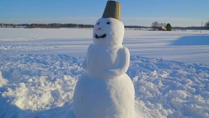 用大桶清洁白色雪人