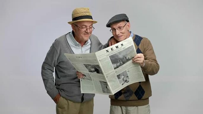 两名老人看报纸和谈话