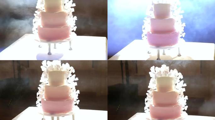 白色鲜花结婚蛋糕的特写。