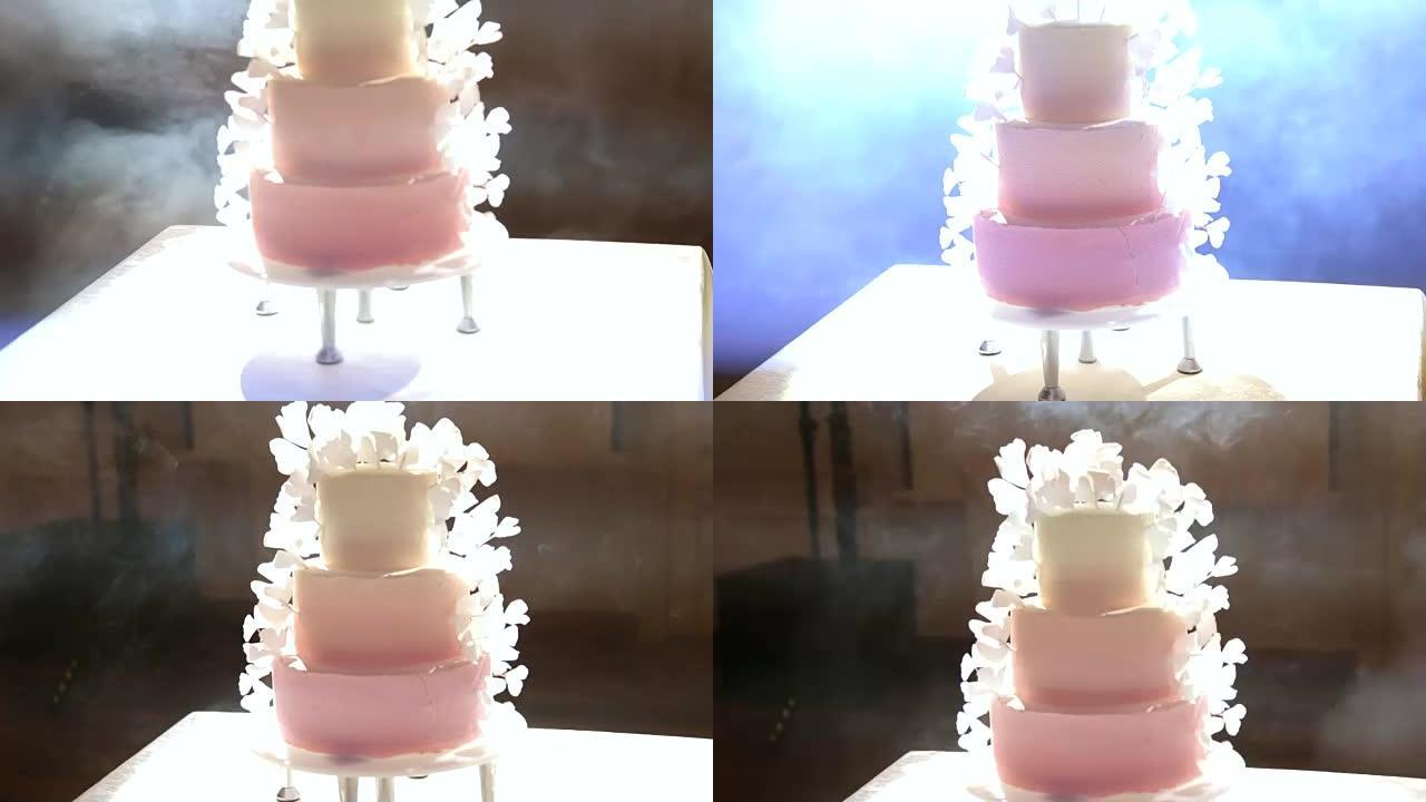 白色鲜花结婚蛋糕的特写。