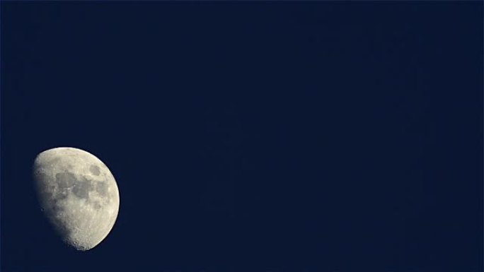 月亮在日落时采取的第一季度行动