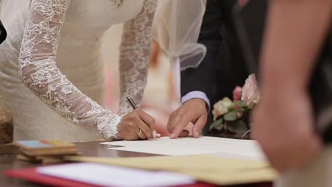 新娘和新郎的特写签署结婚婚礼合同
