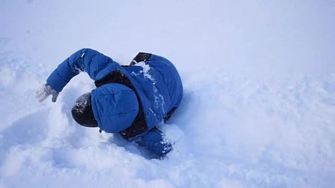 孩子在雪地里翻过高跟鞋