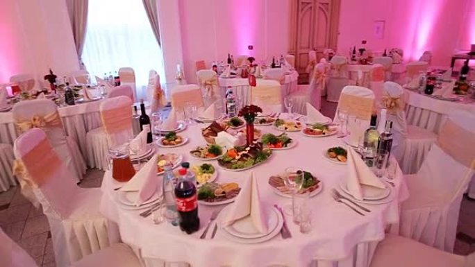 高档餐厅的专业服务人员为婚礼当天制作的优雅餐桌。
