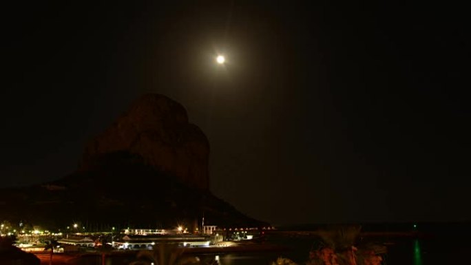 月亮在潘尼亚尔·德伊法赫山上升起。卡尔佩。西班牙。时间流逝。