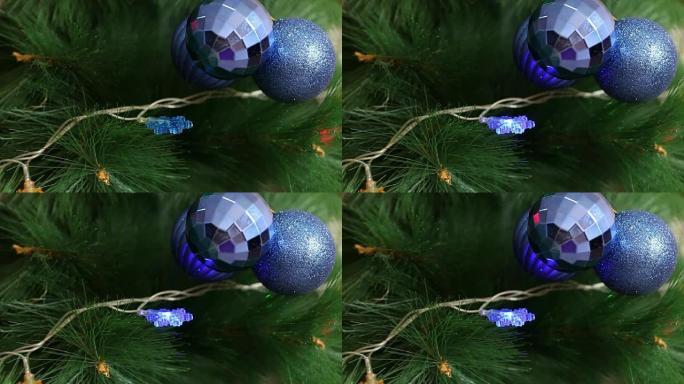 圣诞树上的一堆蓝色球