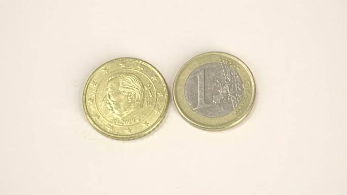 一枚镀金硬币和一枚1比利时欧元硬币