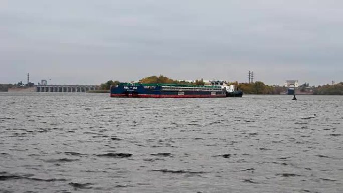 Kakhovka HPS背景上的船