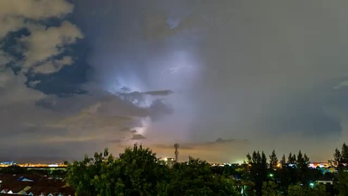 夜间雷暴云带闪电的时间流逝。