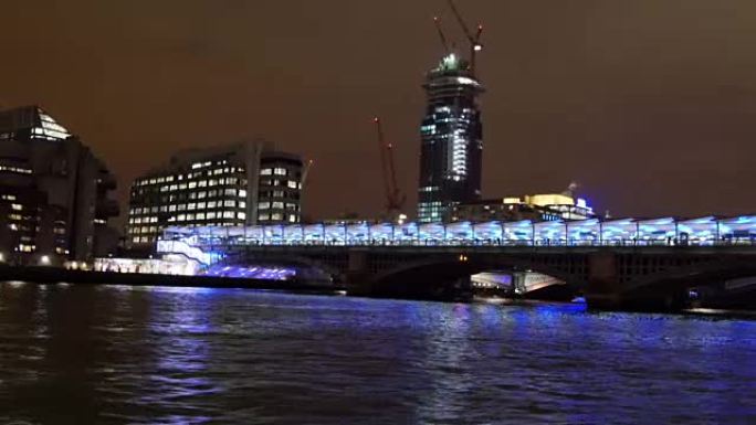 泰晤士河上的蓝色灯光桥