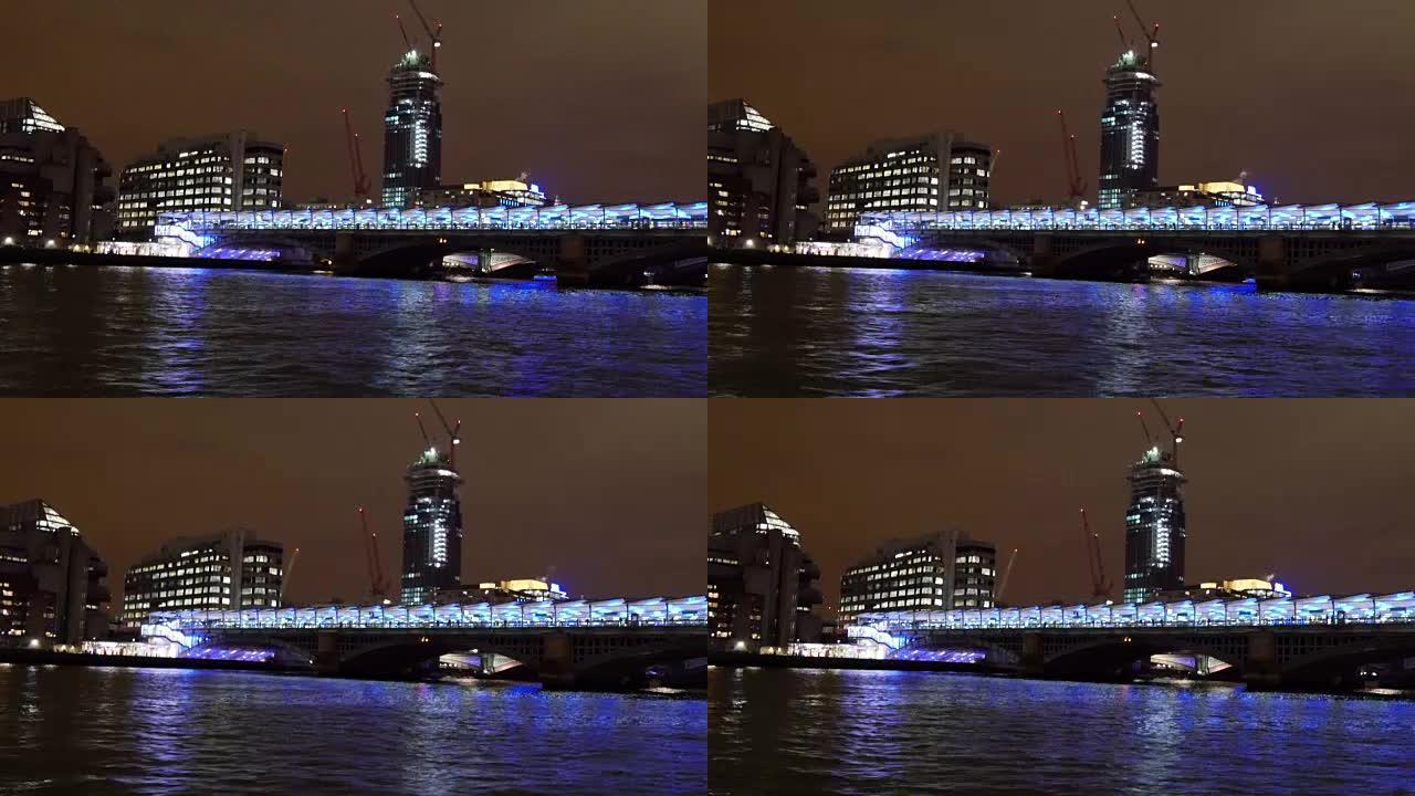 泰晤士河上的蓝色灯光桥