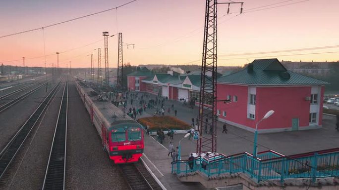 火车到达扎林斯克车站