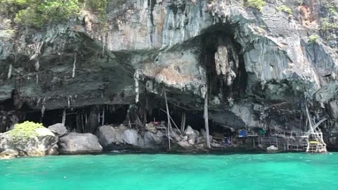 泰国披披岛鸟巢洞穴。绿色海洋中的美丽山