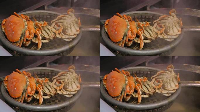 大锅里煮沸的螃蟹