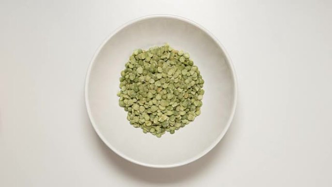 俯视图: 干绿豌豆装满白菜 (停止动作)