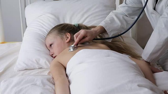 医生用听诊器听诊儿童