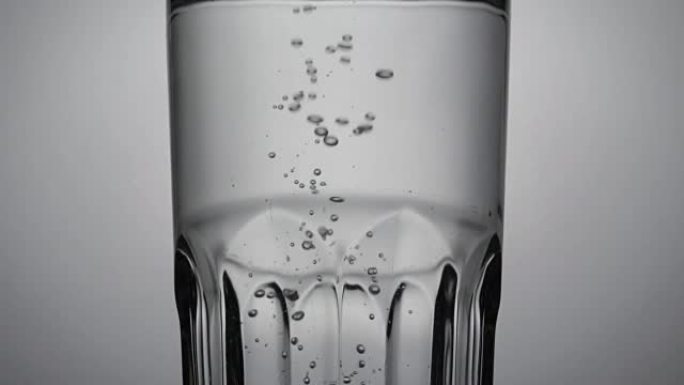 气泡漂浮在中间玻璃中