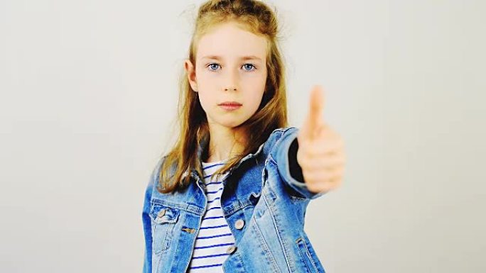 小女孩竖起大拇指然后放下。不喜欢概念。