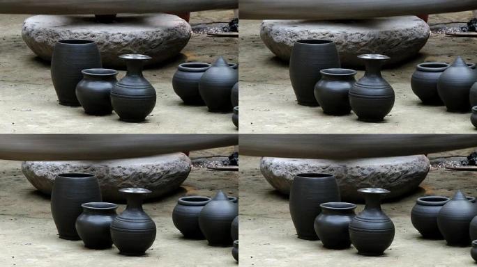 新鲜制作的黑土陶器。