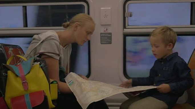母子俩在火车上看地图