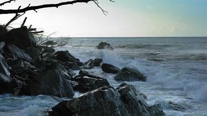 特立尼达和多巴哥海岸的海浪冲破岩石