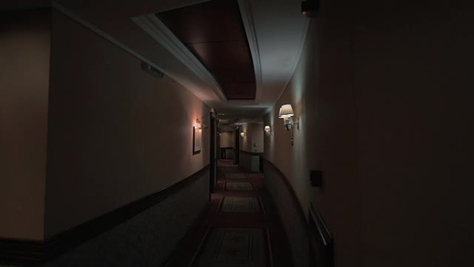 昏暗的酒店走廊